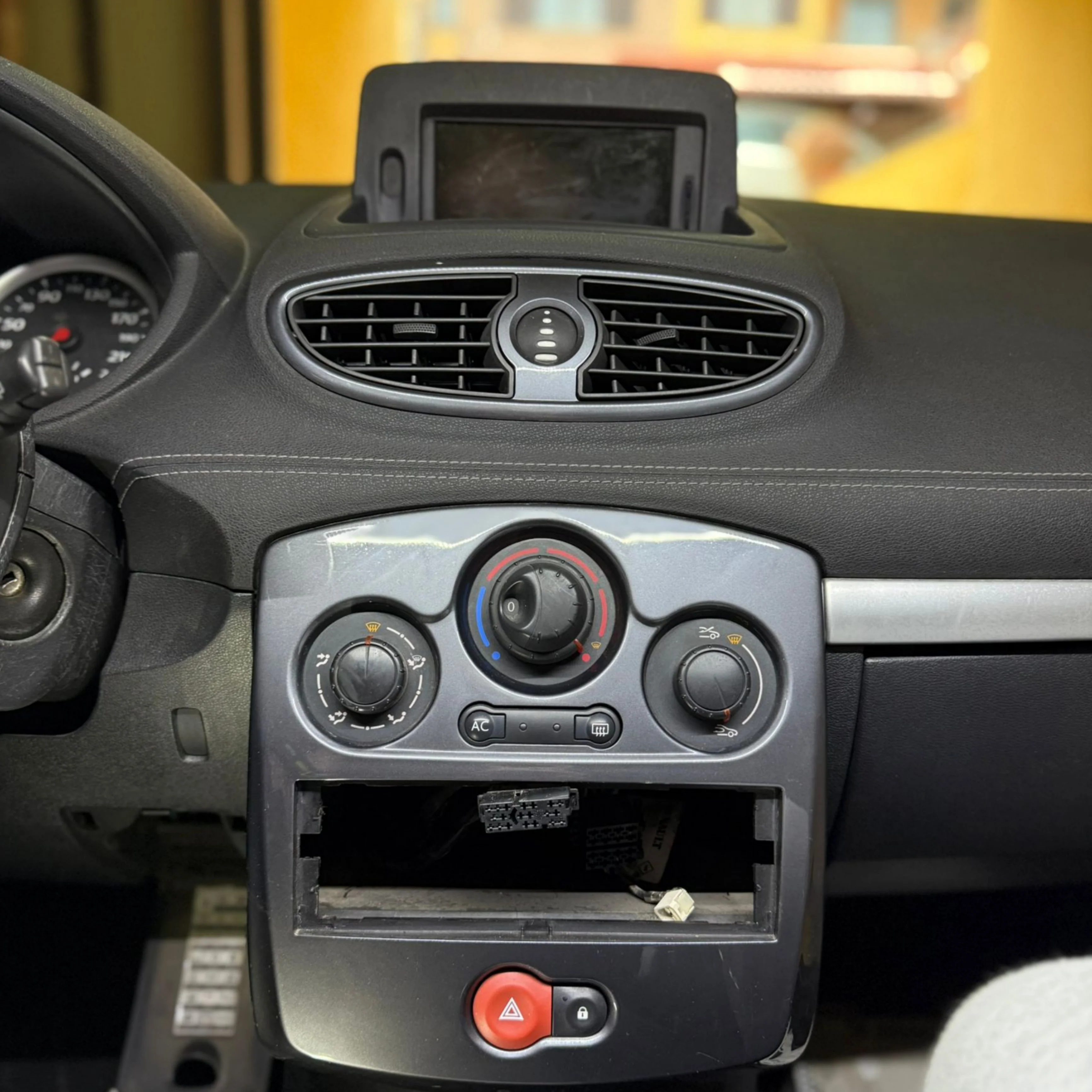 Autoradio per Renault Clio 3a Serie 9" (2005-2014) Android, Bluetooth, CarPlay, Android Auto, 2GB/4GB/6GB/8GB Ram - Image 3