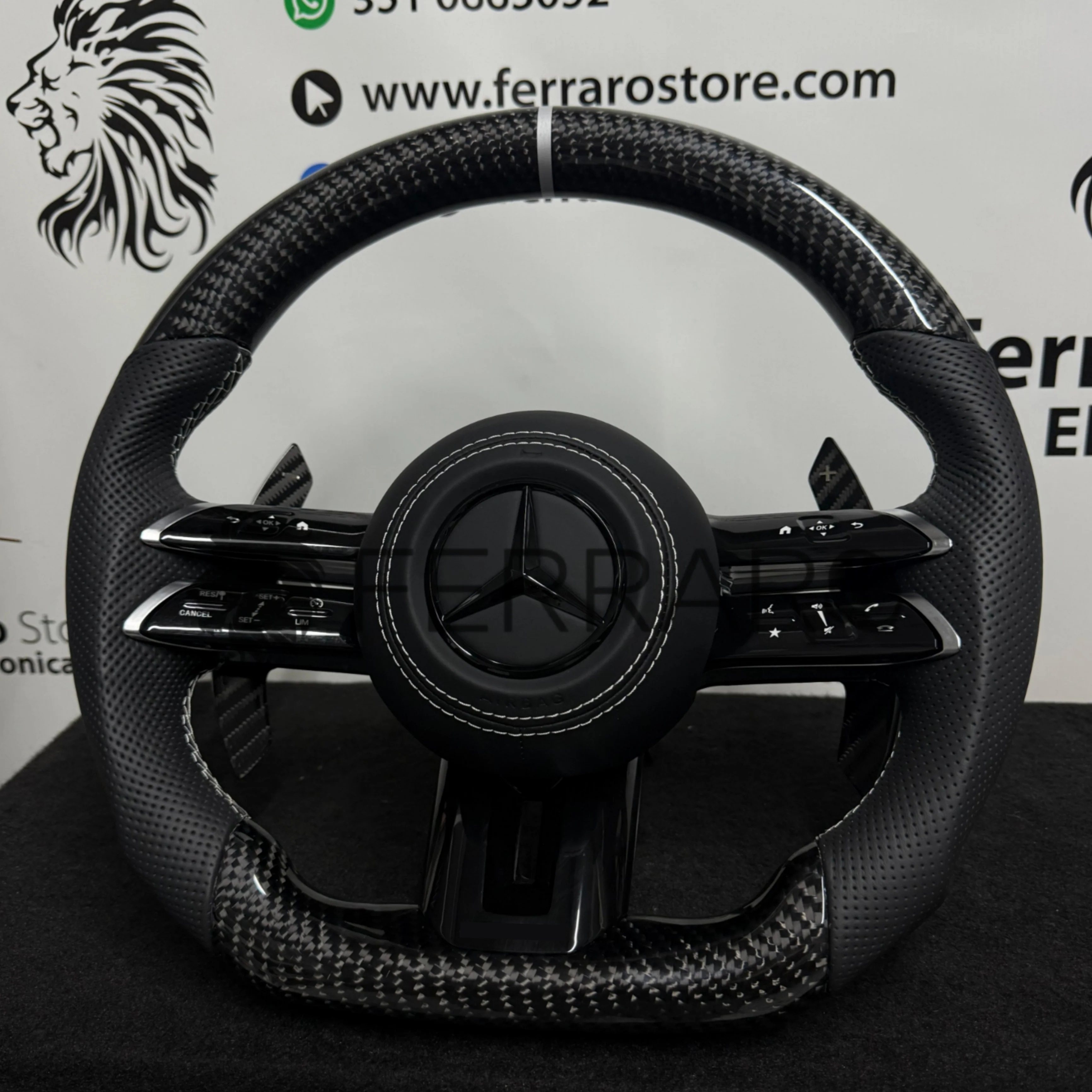 (PRENOTA) Volante per Mercedes, Carbonio Diagonale, Etichetta Bianca, Punzonatura Nera, Palette Coda di Rondine, Linea Bianca, AMG - Image 2