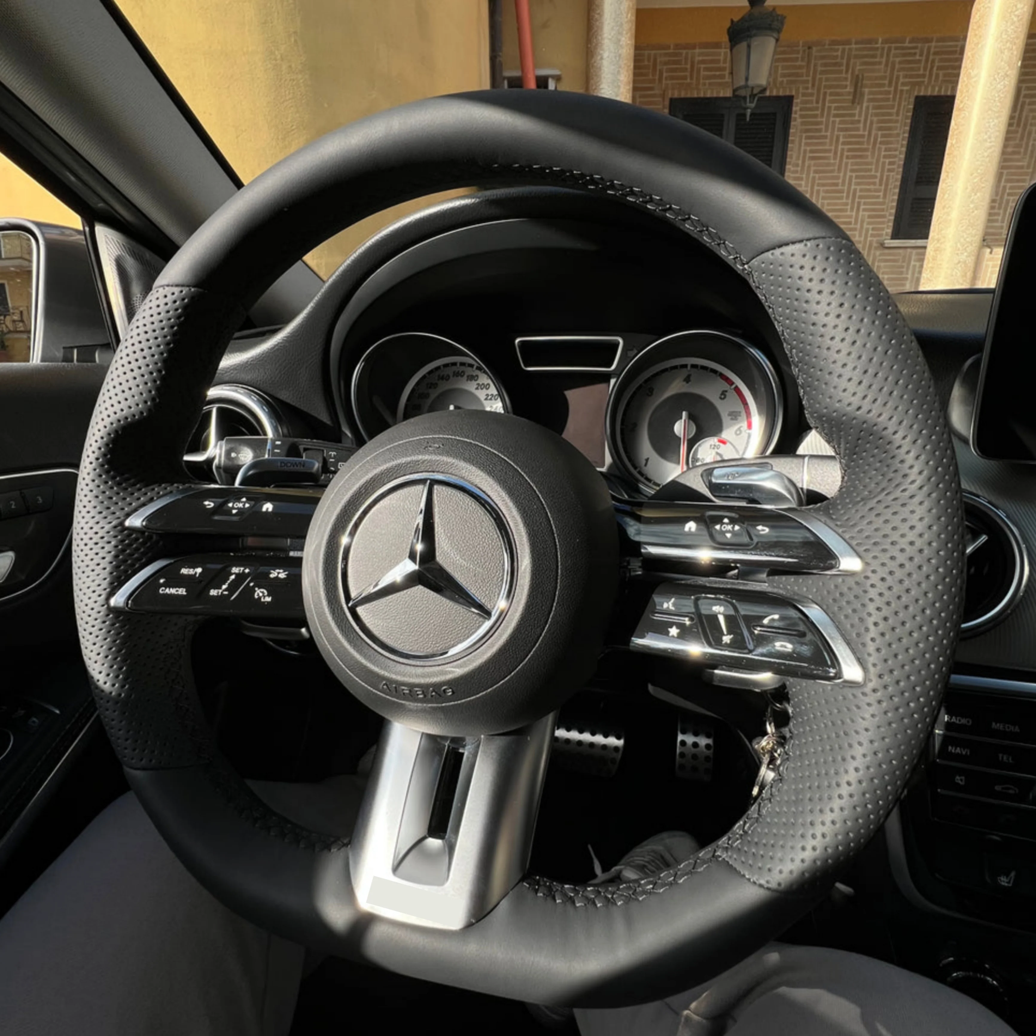 (PRENOTA) Volante per Mercedes, Nera, Linea Nera, Perforazione, AMG - Image 5