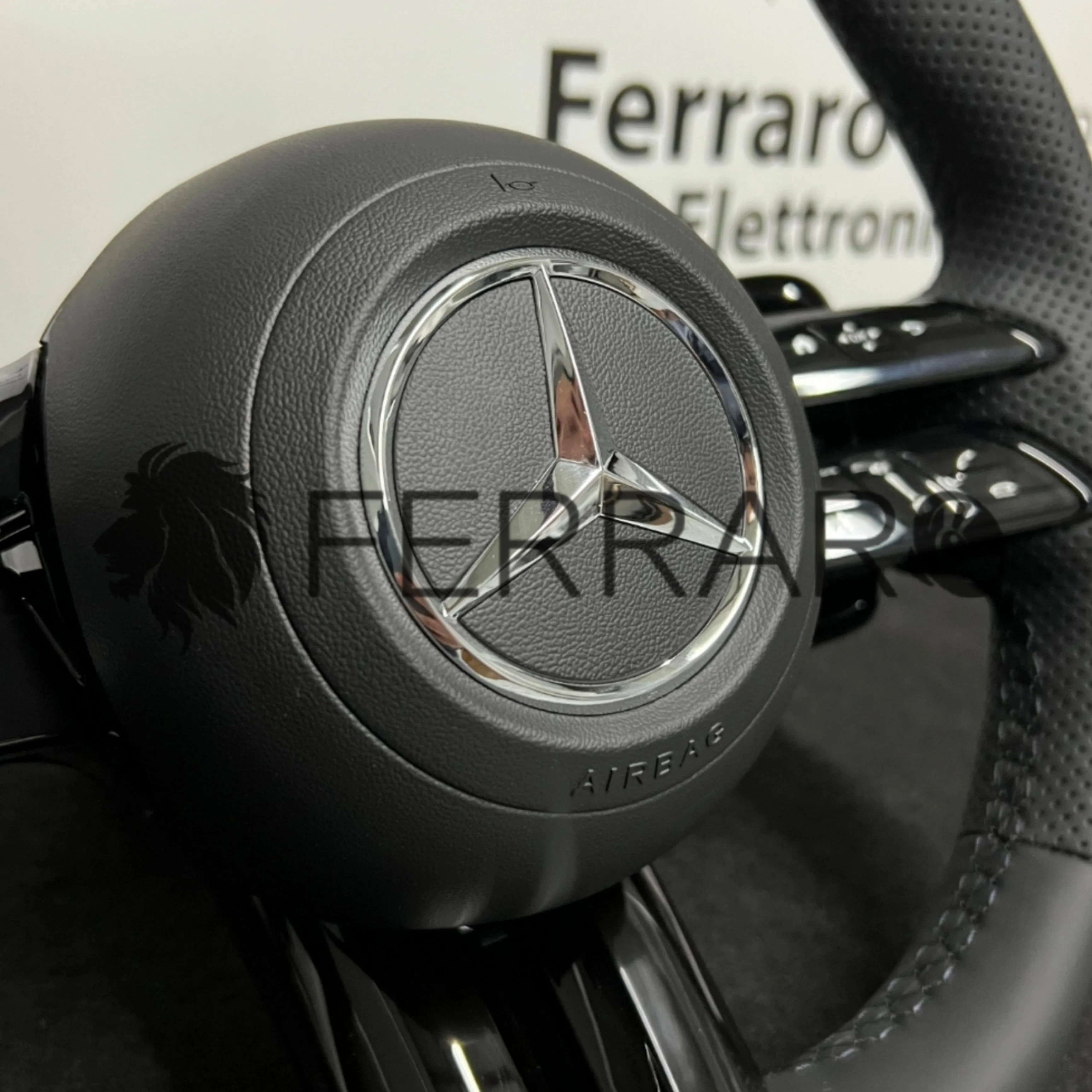 (PRENOTA) Volante per Mercedes, Nero Lucido, Logo Argento, Filo Nero, Perforato - Image 2